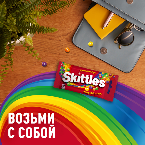 Драже SKITTLES Фрукты в сахарной глазури со вкусом апельсина, черной смородины, клубники, лайма, лимона, 38г, крупный план