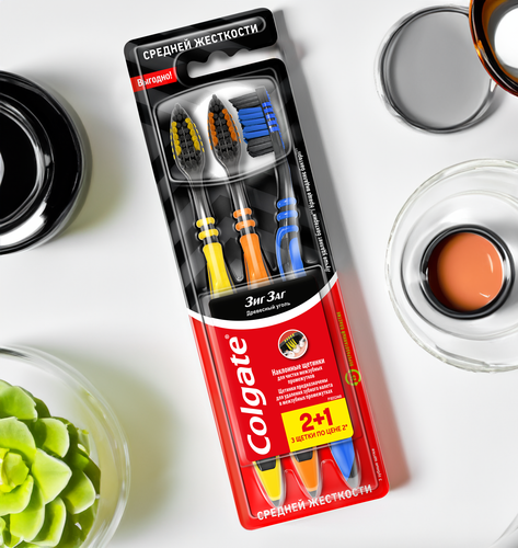 Зубная щетка COLGATE Зиг Заг Древесный уголь, средней жесткости, 2+1, 3шт, детальное фото